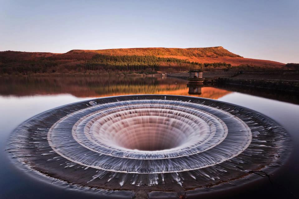 Bodyboard : un réservoir d'eau dans le Derbyshire, en Angleterre